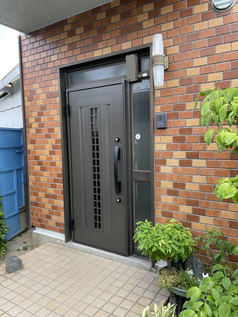 愛知県大府市　戸建住宅にて玄関ドア取替工事　LIXIL リシェント玄関ドア